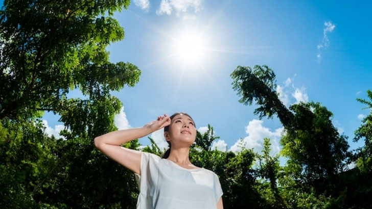 夏バテしそうな女性