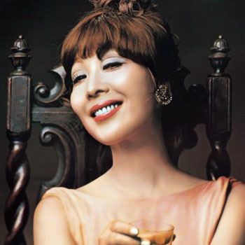 越路吹雪:情熱的な歌声で人々を魅了